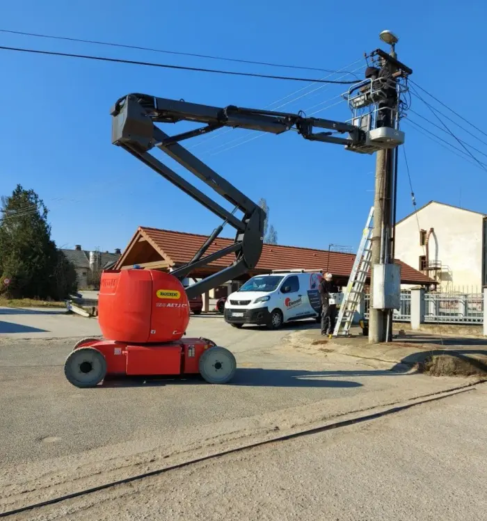 Montážny technik ELEMONT s.r.o. pri inštalácii kamerového systému