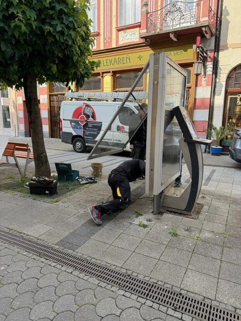 Demontáž info kiosku v Piešťanoch
