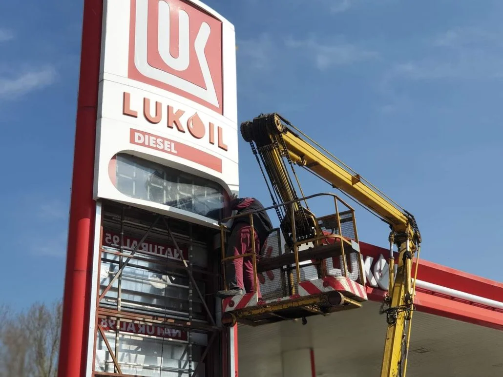 Demontáž totemu, LUKOIL Hrádok 4