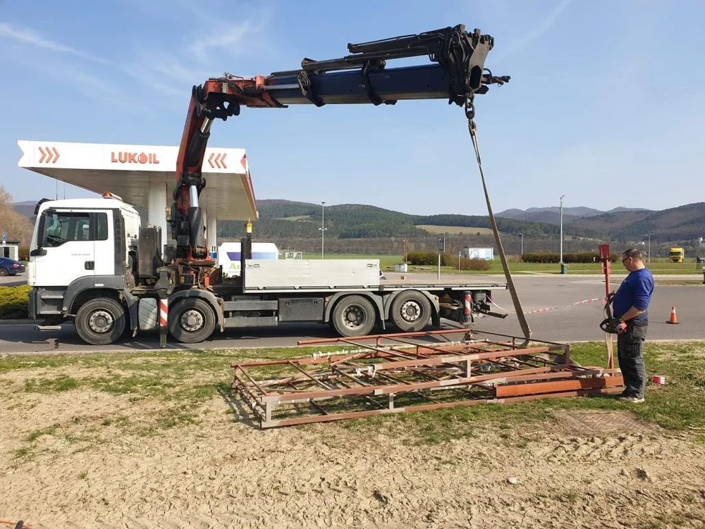 Demontáž totemu, LUKOIL Hrádok 1