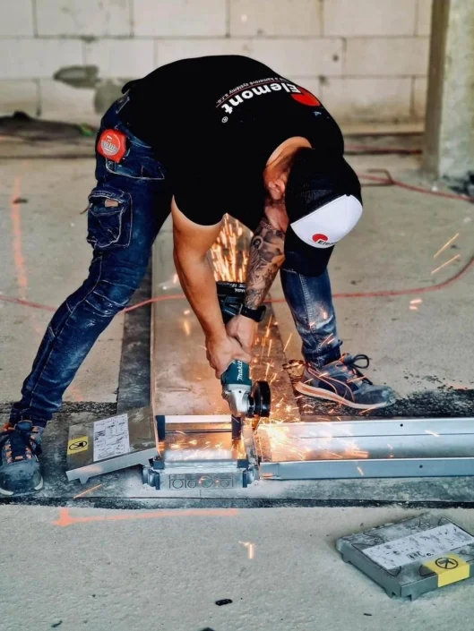Technik ELEMONT s.r.o. konfiguruje bezpečnostný systém